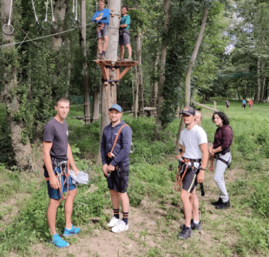 groupe de personnes dans un accrobranche