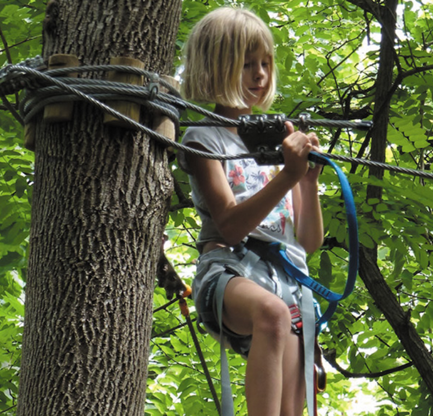 petite fille se préparant avant une tyrolienne