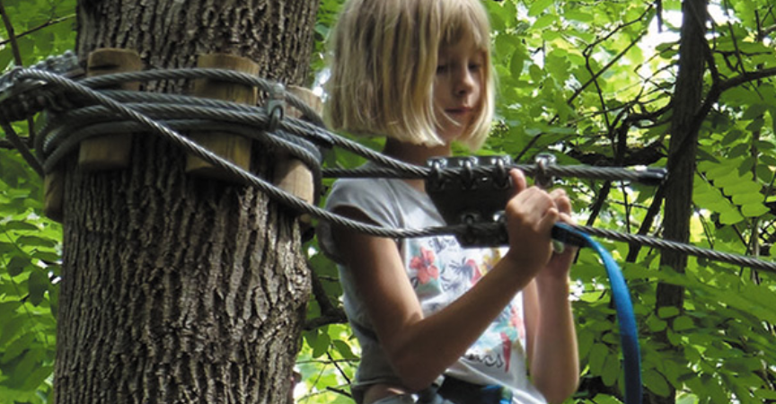 petite fille se préparant avant une tyrolienne