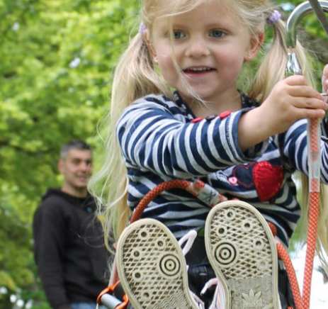 petite fille faisant de la tyrolienne